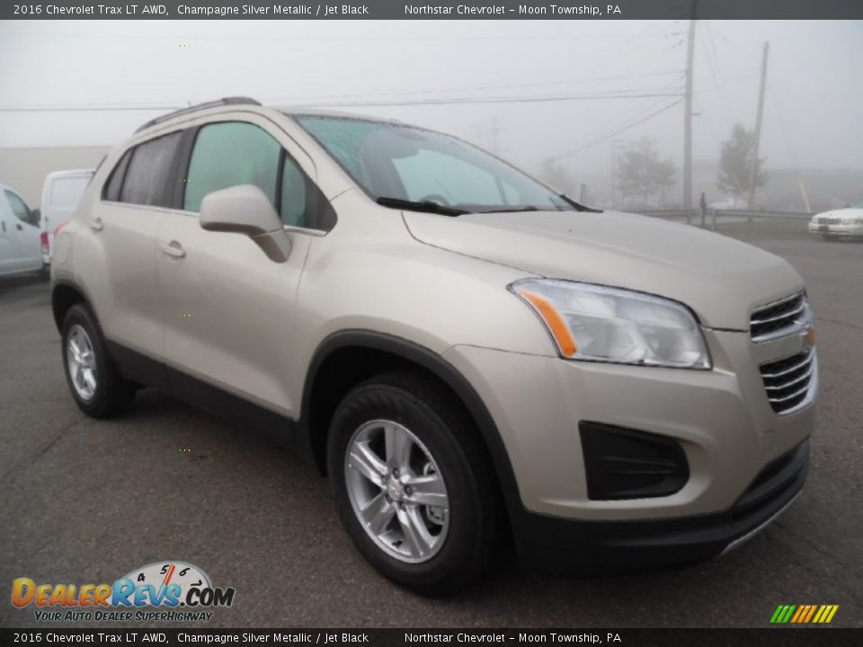 Front 3/4 View of 2016 Chevrolet Trax LT AWD Photo #3
