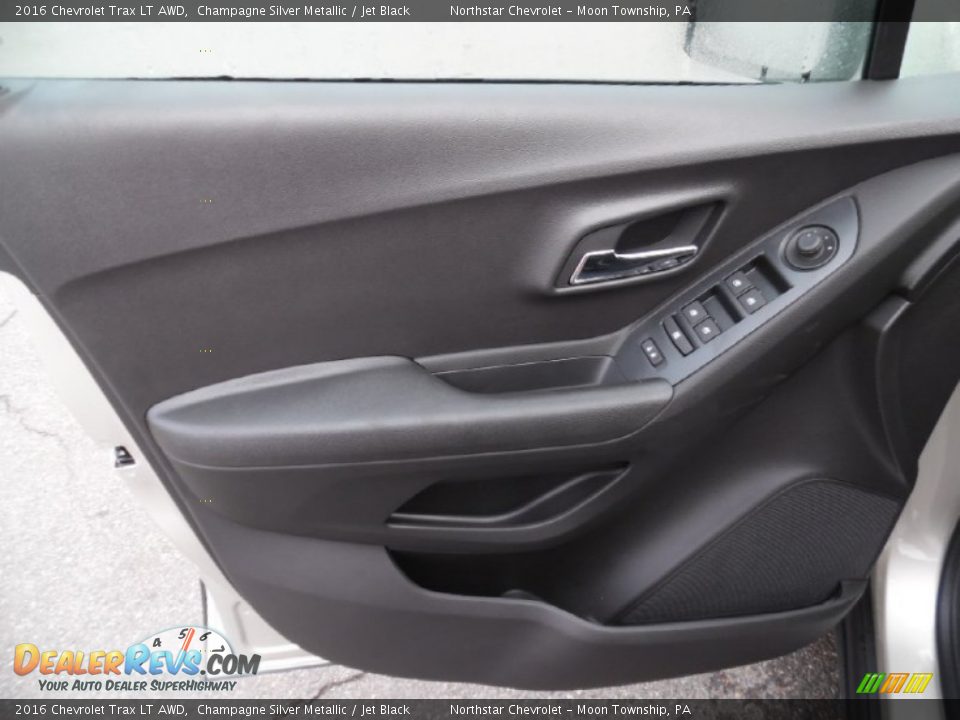 Door Panel of 2016 Chevrolet Trax LT AWD Photo #15