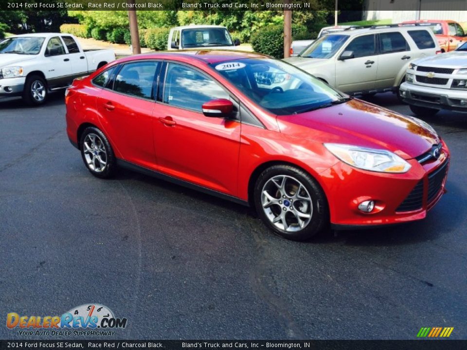 2014 Ford Focus SE Sedan Race Red / Charcoal Black Photo #2