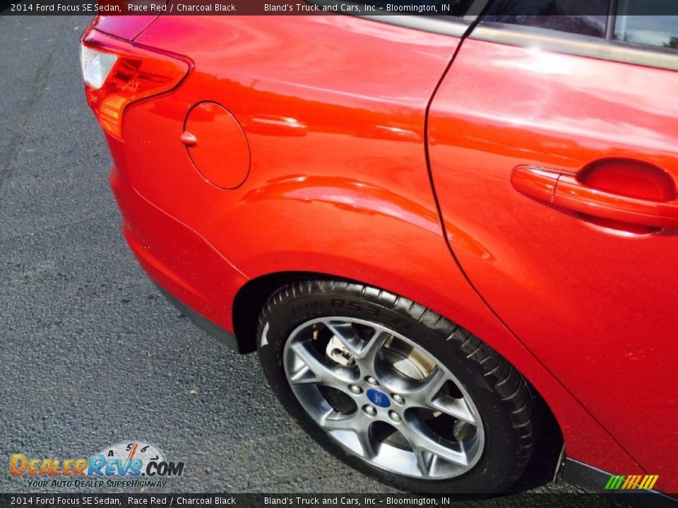 2014 Ford Focus SE Sedan Race Red / Charcoal Black Photo #21