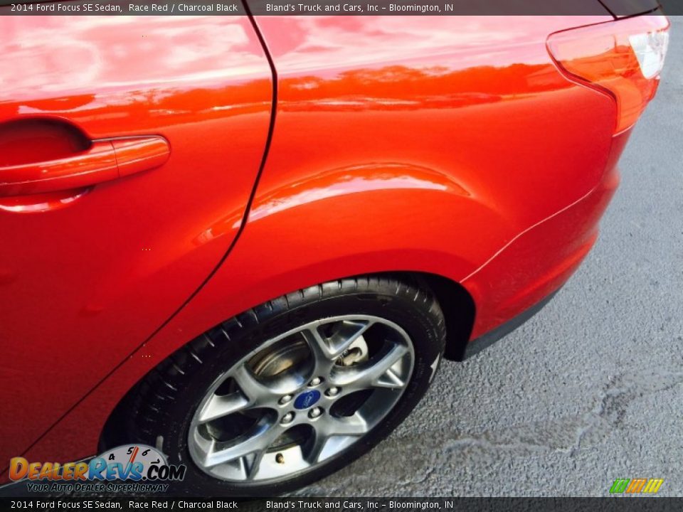 2014 Ford Focus SE Sedan Race Red / Charcoal Black Photo #25