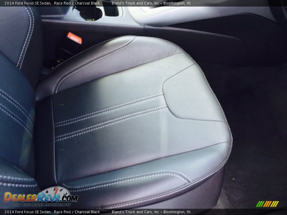 2014 Ford Focus SE Sedan Race Red / Charcoal Black Photo #30