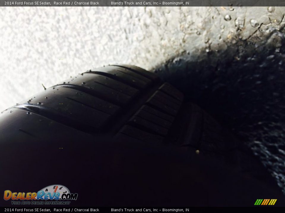 2014 Ford Focus SE Sedan Race Red / Charcoal Black Photo #33
