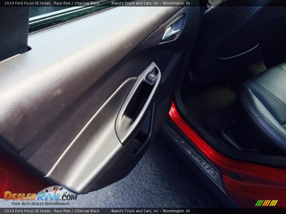 2014 Ford Focus SE Sedan Race Red / Charcoal Black Photo #36