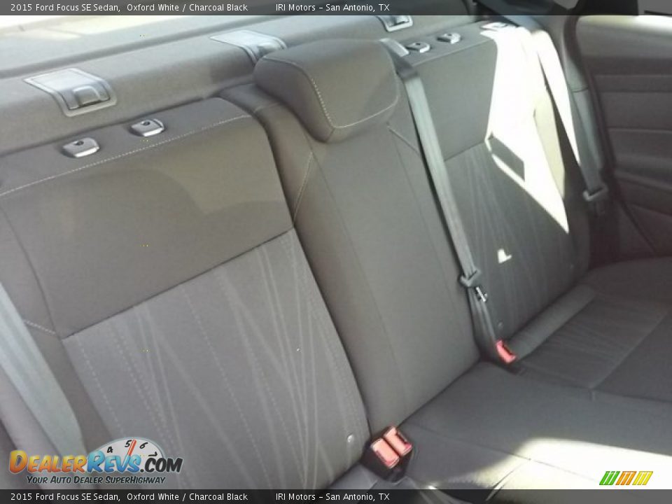 2015 Ford Focus SE Sedan Oxford White / Charcoal Black Photo #11