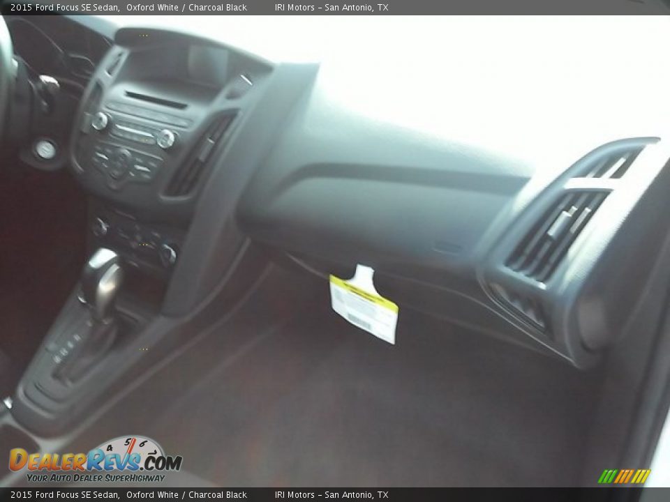 2015 Ford Focus SE Sedan Oxford White / Charcoal Black Photo #15