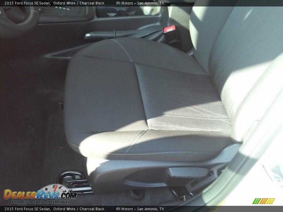 2015 Ford Focus SE Sedan Oxford White / Charcoal Black Photo #19