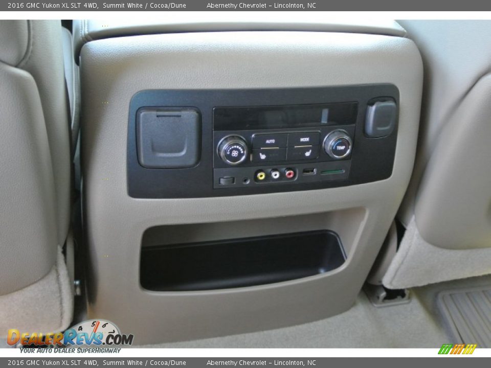Controls of 2016 GMC Yukon XL SLT 4WD Photo #19