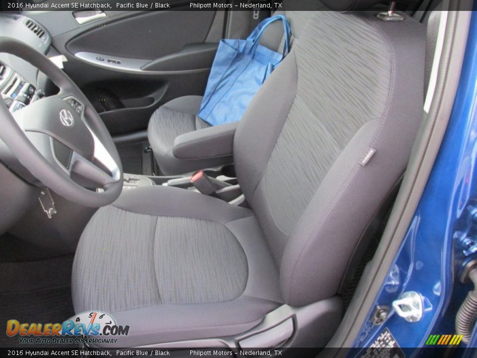 Front Seat of 2016 Hyundai Accent SE Hatchback Photo #22