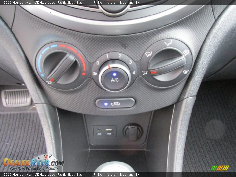Controls of 2016 Hyundai Accent SE Hatchback Photo #27