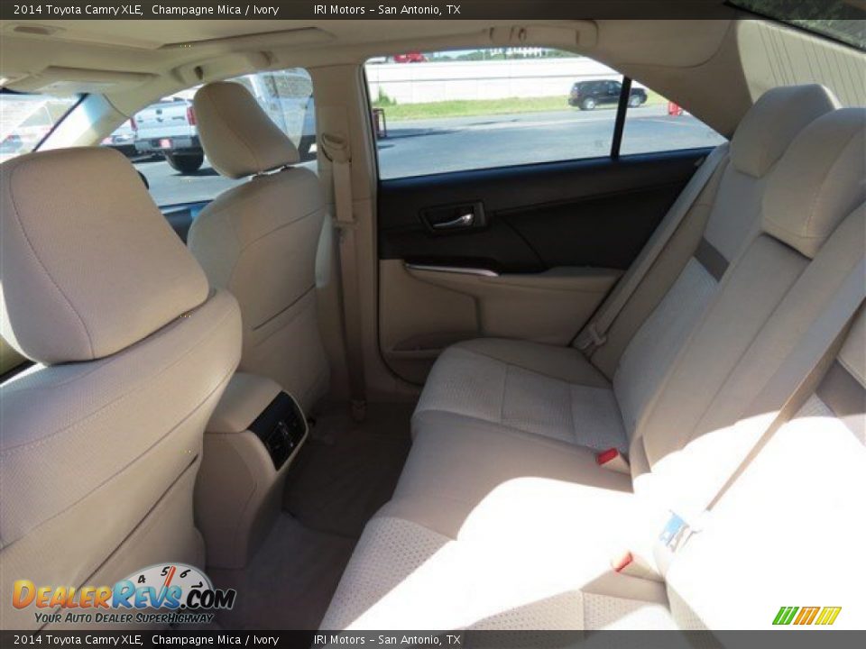 2014 Toyota Camry XLE Champagne Mica / Ivory Photo #15