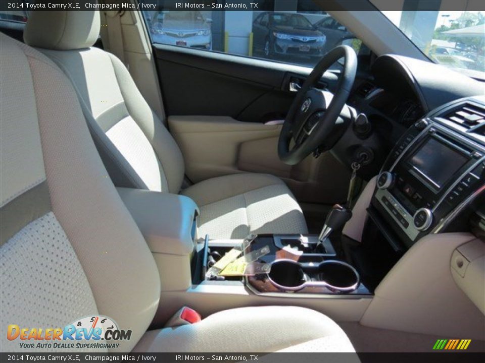2014 Toyota Camry XLE Champagne Mica / Ivory Photo #17