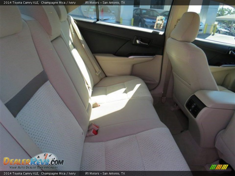 2014 Toyota Camry XLE Champagne Mica / Ivory Photo #18