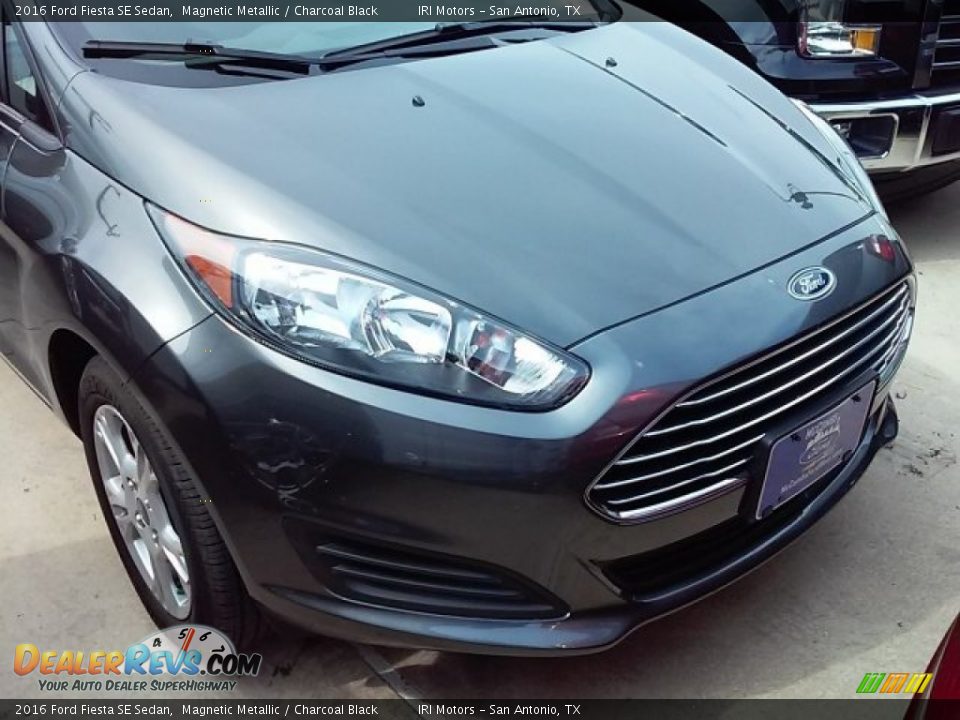2016 Ford Fiesta SE Sedan Magnetic Metallic / Charcoal Black Photo #2