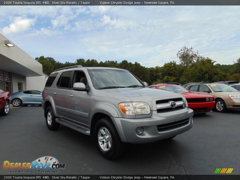 Front 3/4 View of 2006 Toyota Sequoia SR5 4WD Photo #9