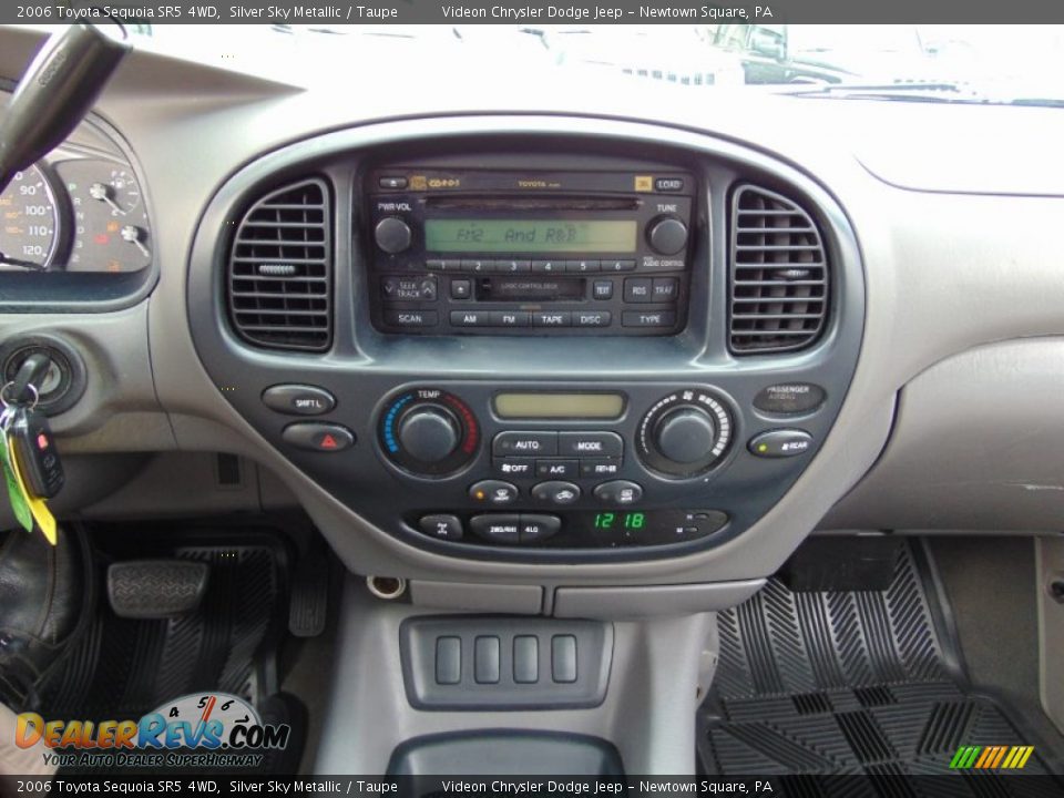 Controls of 2006 Toyota Sequoia SR5 4WD Photo #27