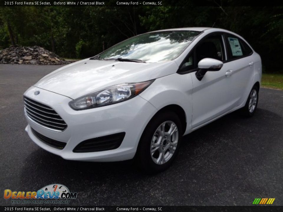 Front 3/4 View of 2015 Ford Fiesta SE Sedan Photo #9
