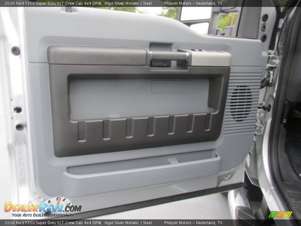 Door Panel of 2016 Ford F350 Super Duty XLT Crew Cab 4x4 DRW Photo #22