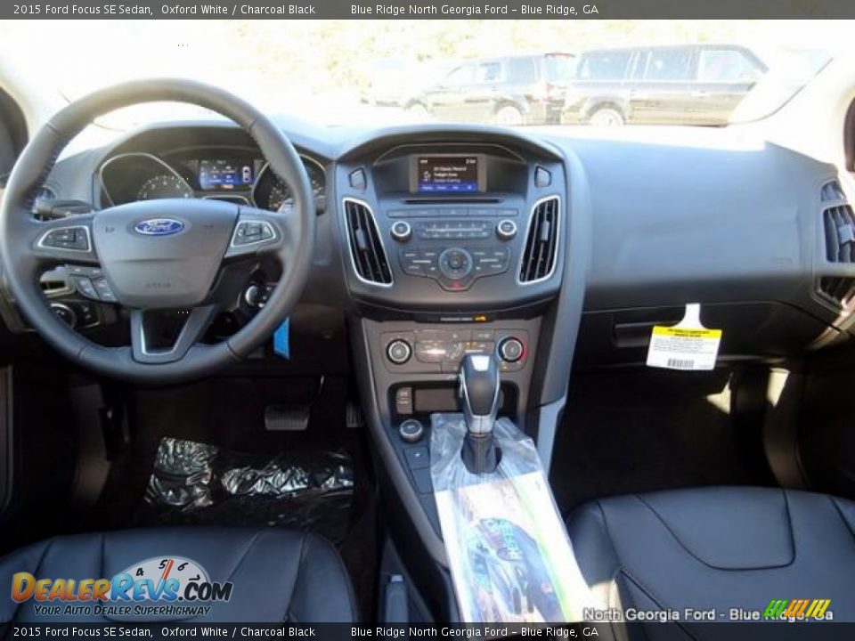2015 Ford Focus SE Sedan Oxford White / Charcoal Black Photo #17