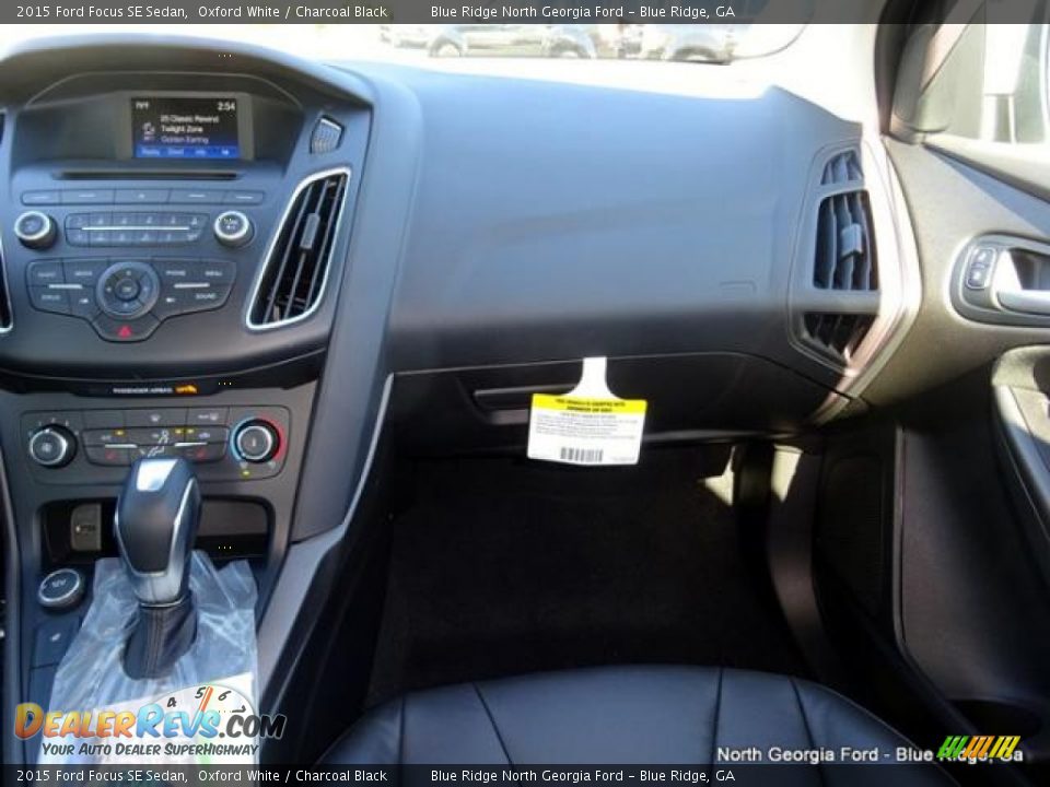 2015 Ford Focus SE Sedan Oxford White / Charcoal Black Photo #18