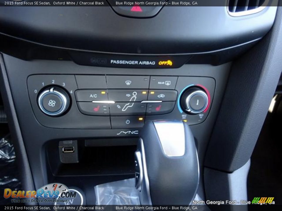 2015 Ford Focus SE Sedan Oxford White / Charcoal Black Photo #22