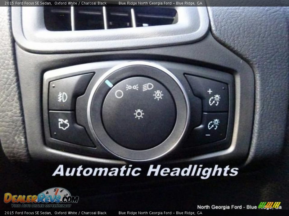 2015 Ford Focus SE Sedan Oxford White / Charcoal Black Photo #23