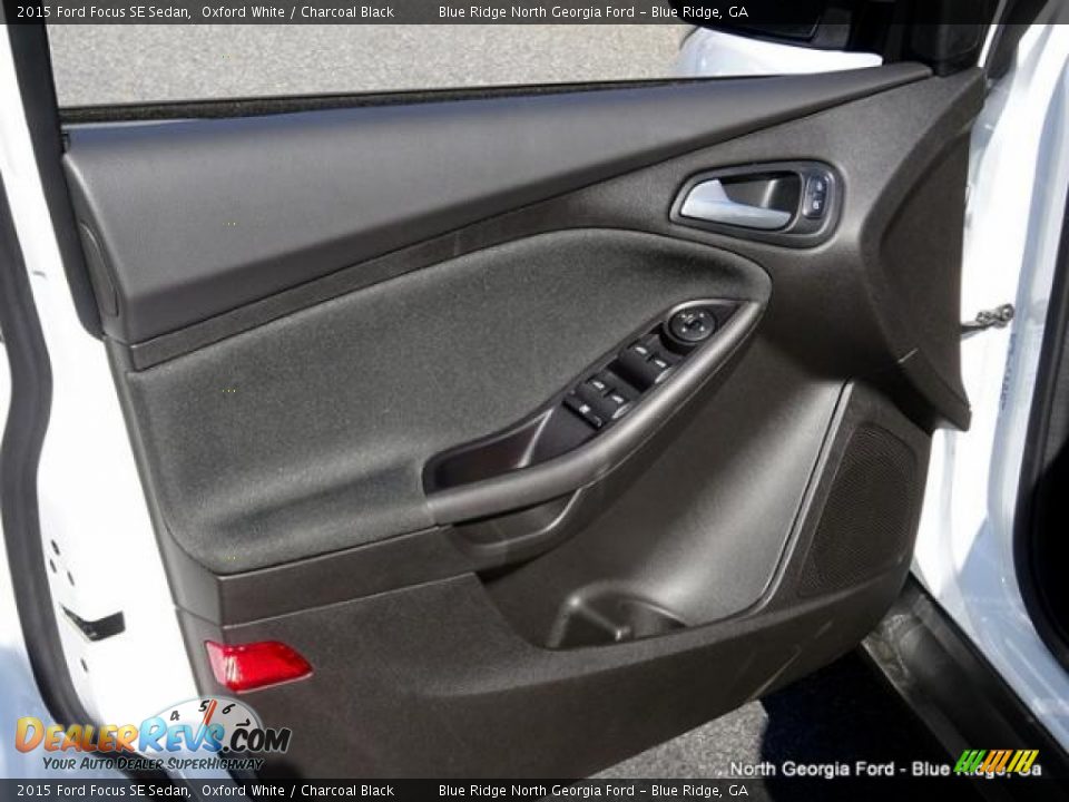 2015 Ford Focus SE Sedan Oxford White / Charcoal Black Photo #26