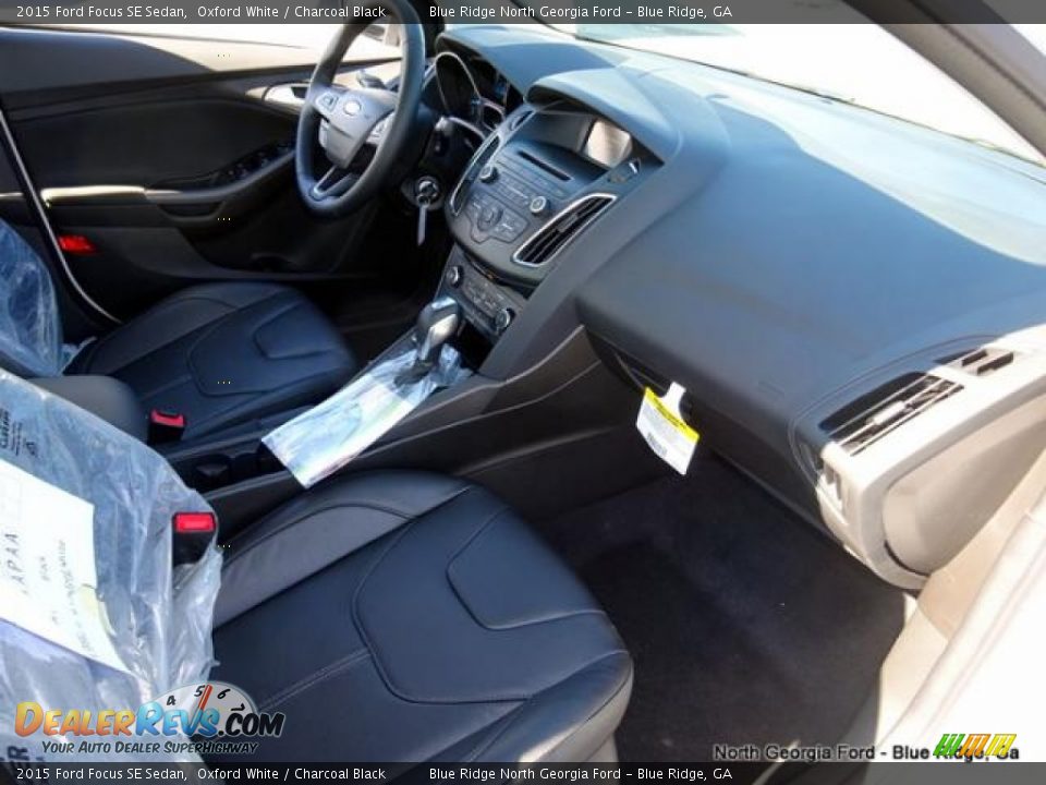 2015 Ford Focus SE Sedan Oxford White / Charcoal Black Photo #28