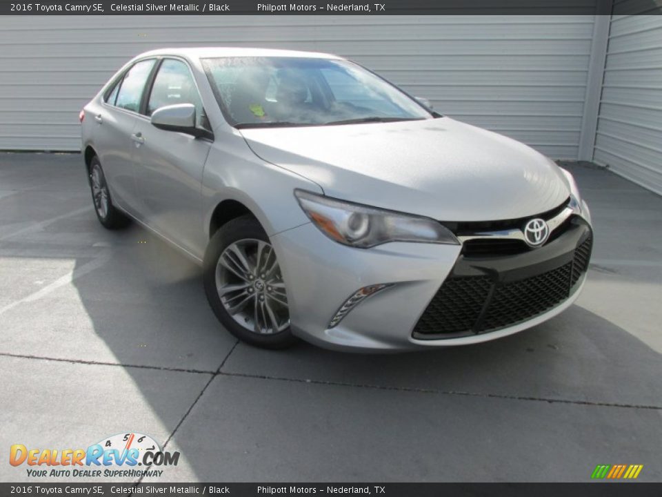 Front 3/4 View of 2016 Toyota Camry SE Photo #2
