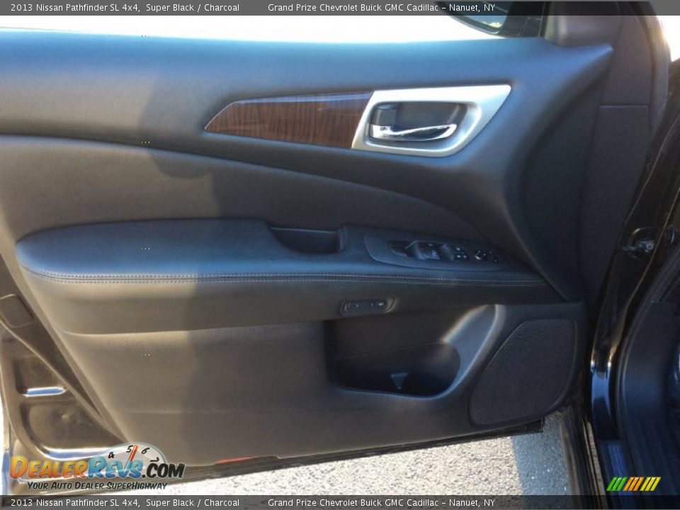 2013 Nissan Pathfinder SL 4x4 Super Black / Charcoal Photo #15