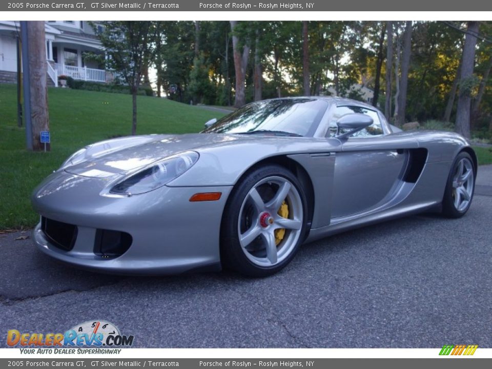 Front 3/4 View of 2005 Porsche Carrera GT  Photo #1