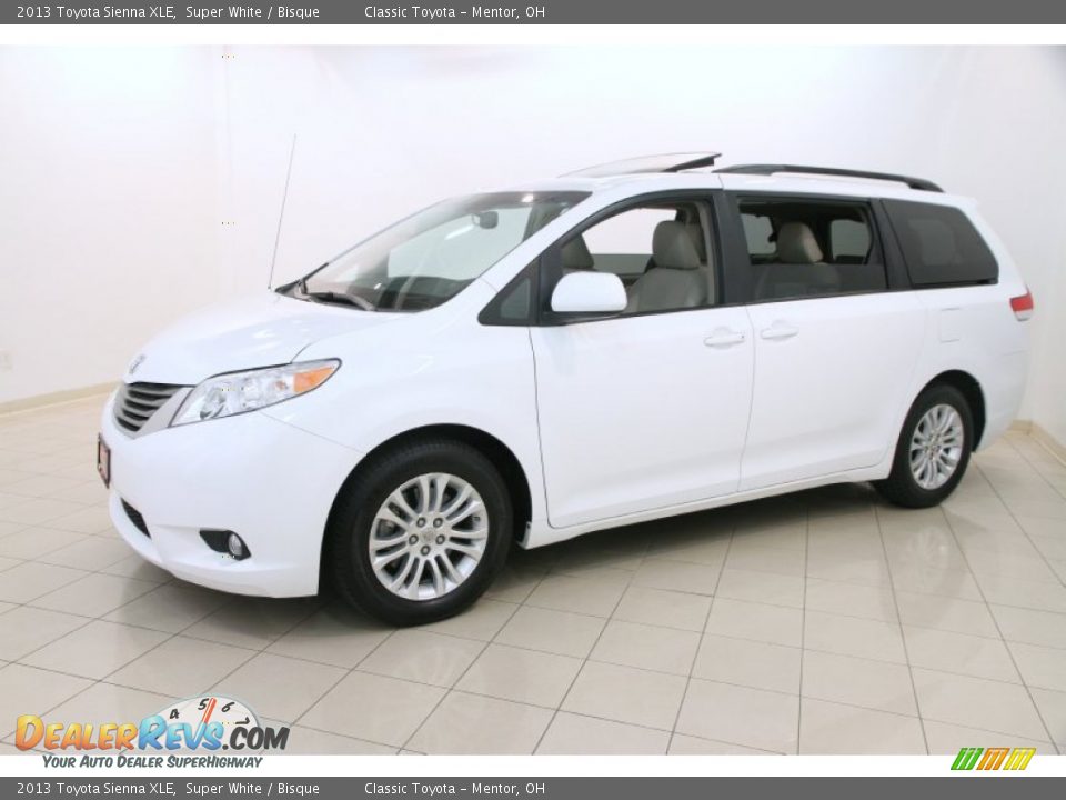 Front 3/4 View of 2013 Toyota Sienna XLE Photo #3