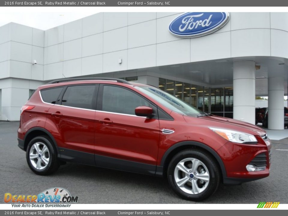 Front 3/4 View of 2016 Ford Escape SE Photo #1