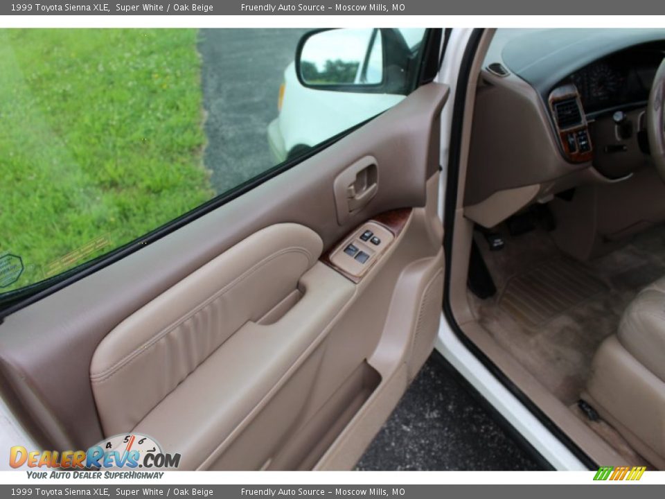 Door Panel of 1999 Toyota Sienna XLE Photo #19