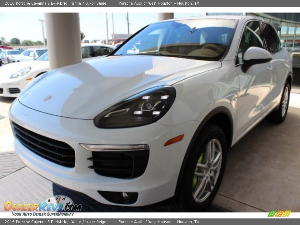Front 3/4 View of 2016 Porsche Cayenne S E-Hybrid Photo #3