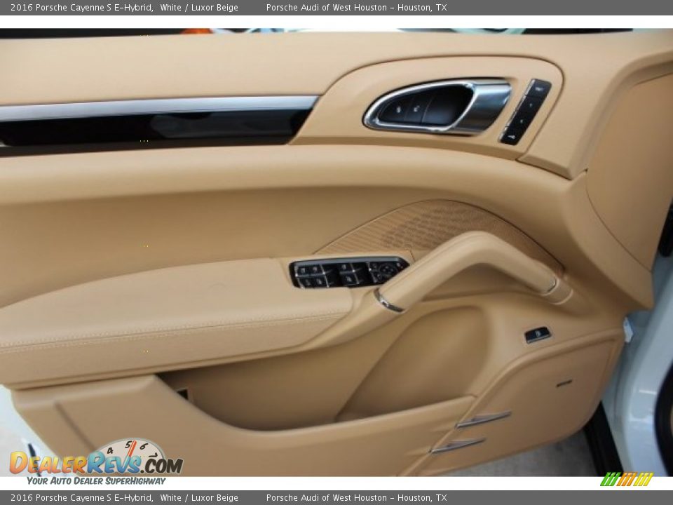 Door Panel of 2016 Porsche Cayenne S E-Hybrid Photo #10