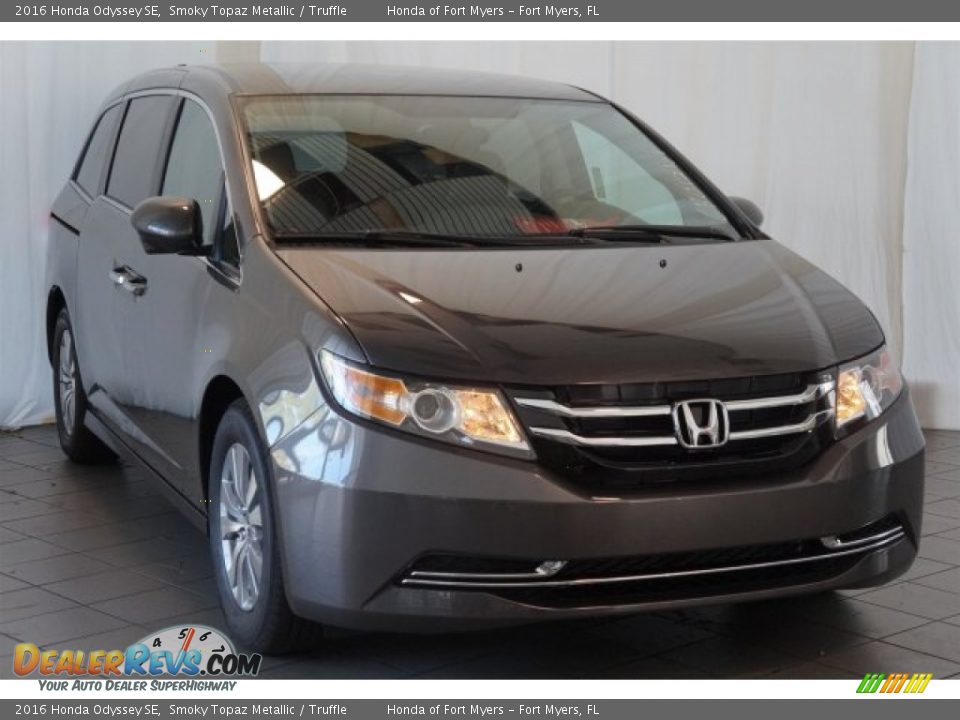 Front 3/4 View of 2016 Honda Odyssey SE Photo #2