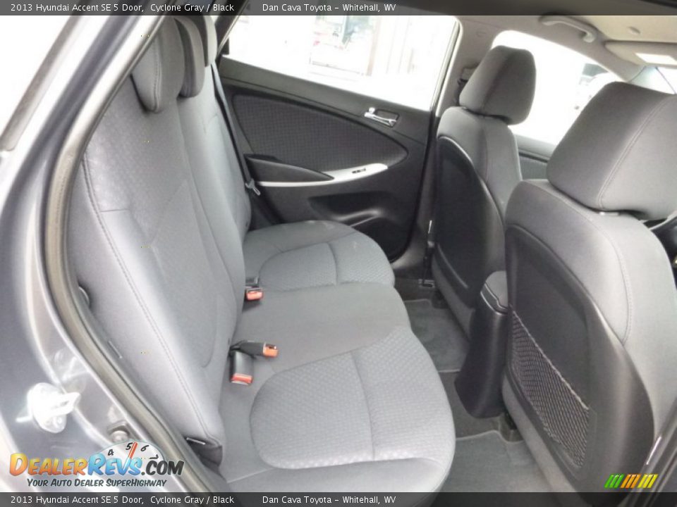 2013 Hyundai Accent SE 5 Door Cyclone Gray / Black Photo #5