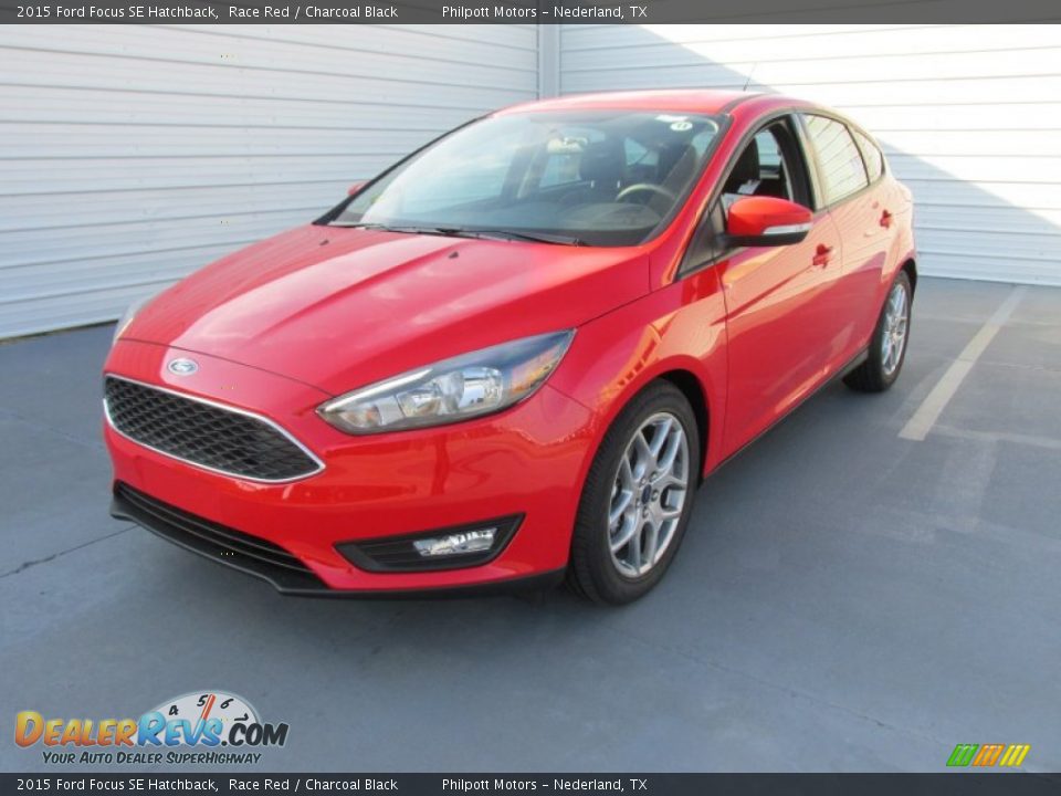 Front 3/4 View of 2015 Ford Focus SE Hatchback Photo #7