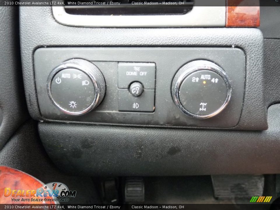 Controls of 2010 Chevrolet Avalanche LTZ 4x4 Photo #19