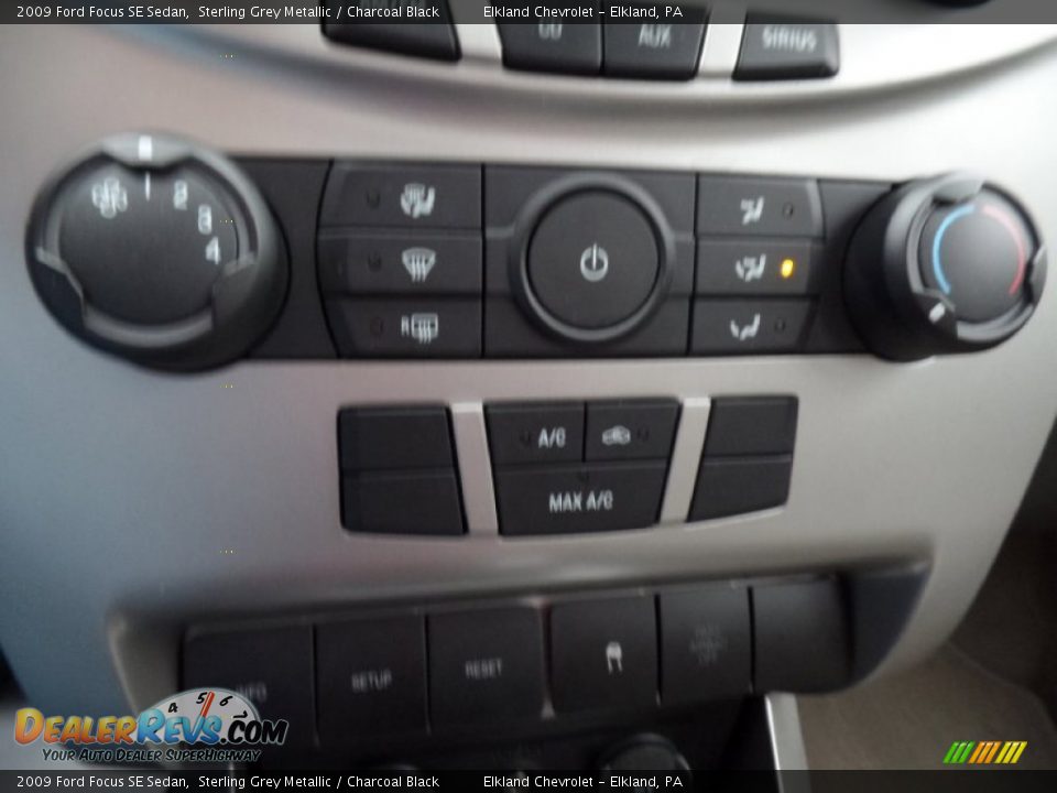 2009 Ford Focus SE Sedan Sterling Grey Metallic / Charcoal Black Photo #18