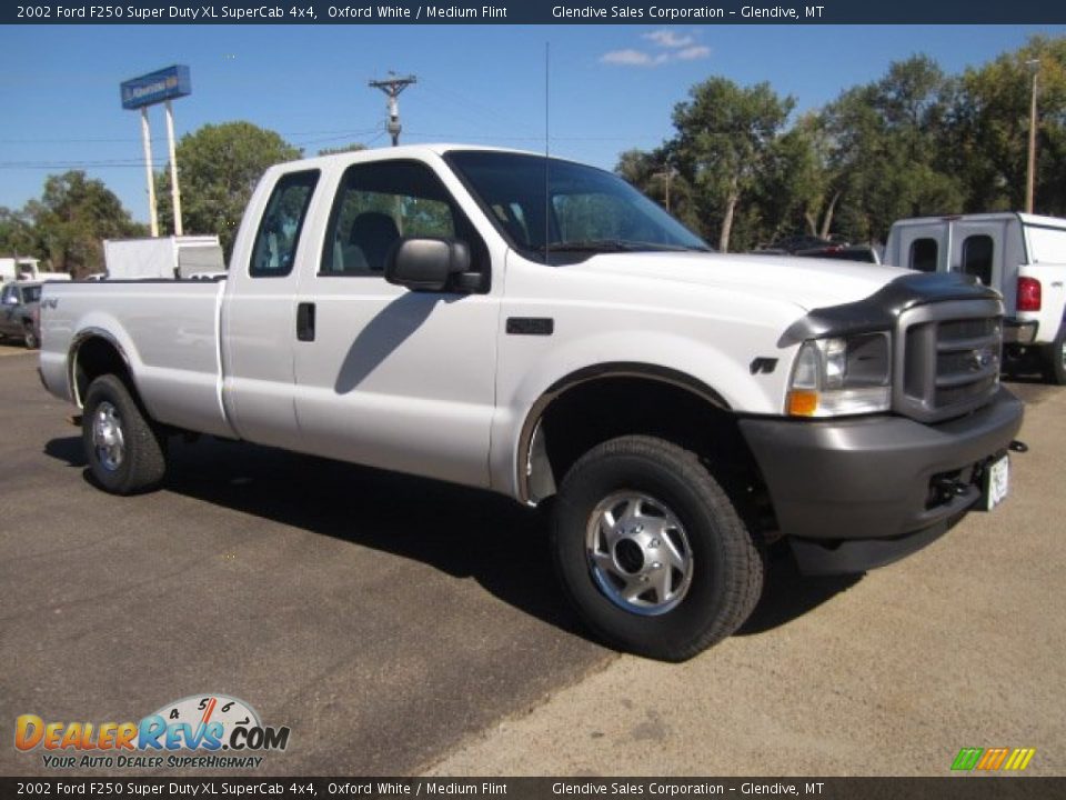 2002 Ford F250 Super Duty XL SuperCab 4x4 Oxford White / Medium Flint Photo #2