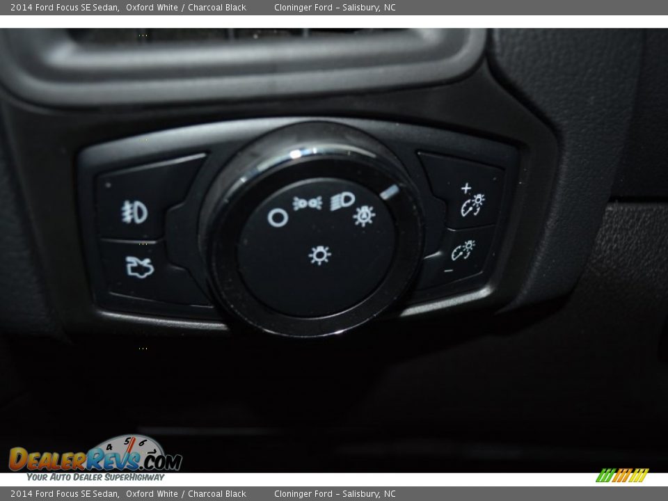 2014 Ford Focus SE Sedan Oxford White / Charcoal Black Photo #25