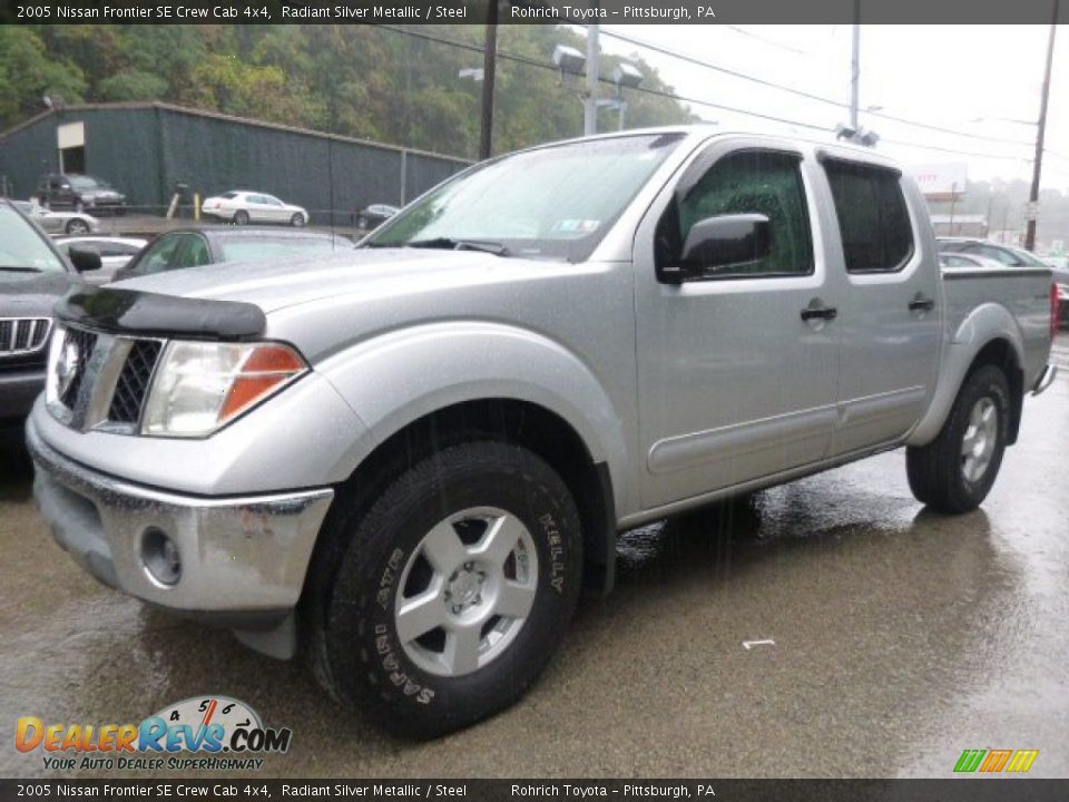 Front 3/4 View of 2005 Nissan Frontier SE Crew Cab 4x4 Photo #7