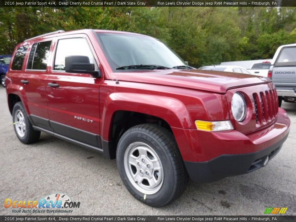 Front 3/4 View of 2016 Jeep Patriot Sport 4x4 Photo #9