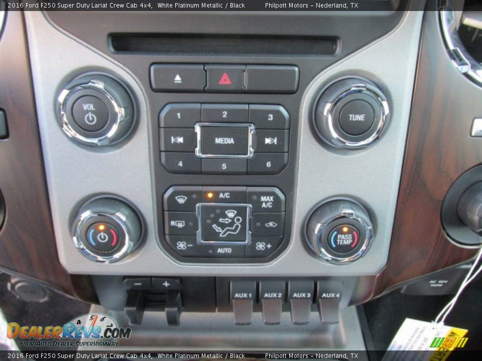 Controls of 2016 Ford F250 Super Duty Lariat Crew Cab 4x4 Photo #30