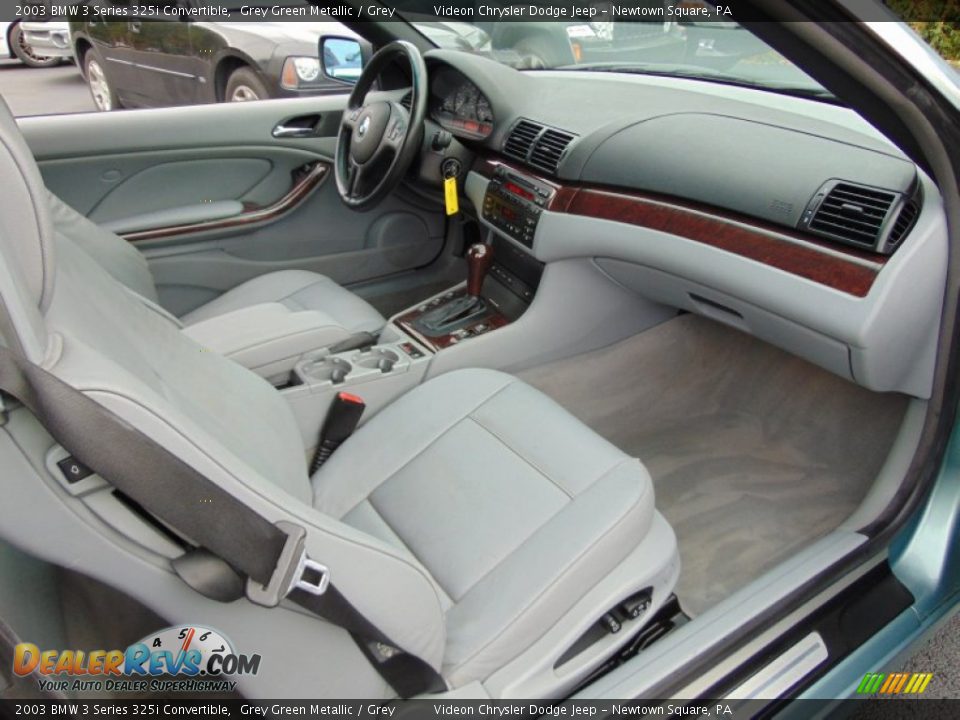 Dashboard of 2003 BMW 3 Series 325i Convertible Photo #20