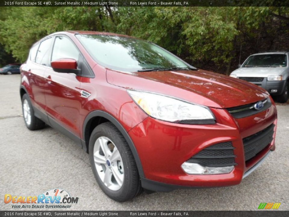 Front 3/4 View of 2016 Ford Escape SE 4WD Photo #10
