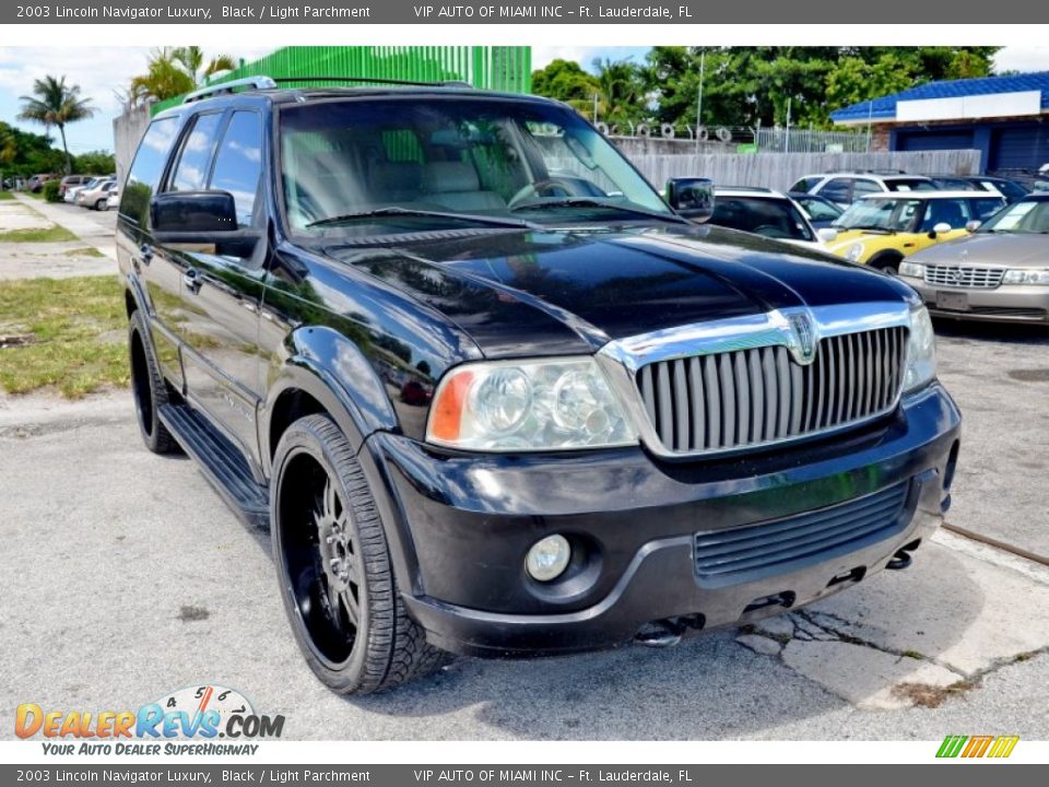 Front 3/4 View of 2003 Lincoln Navigator Luxury Photo #1