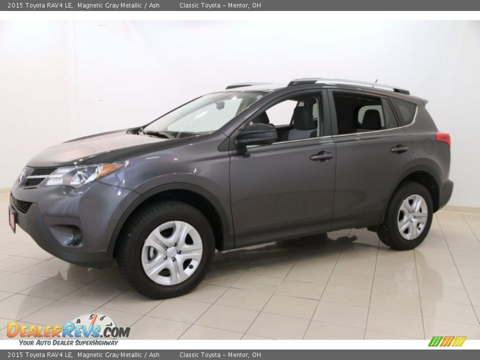 Front 3/4 View of 2015 Toyota RAV4 LE Photo #3